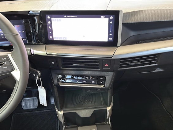 Vehicle image 5 Vehicle image 5