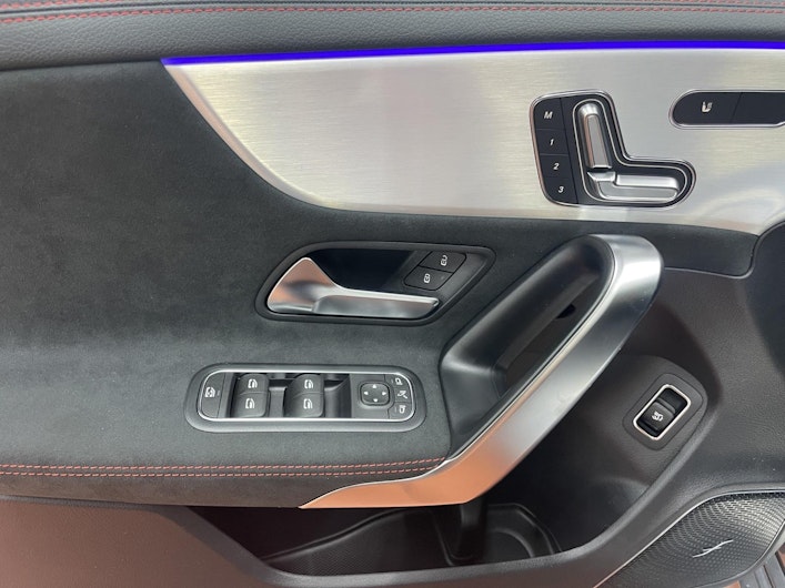 Vehicle image MERCEDES-BENZ CLA 200