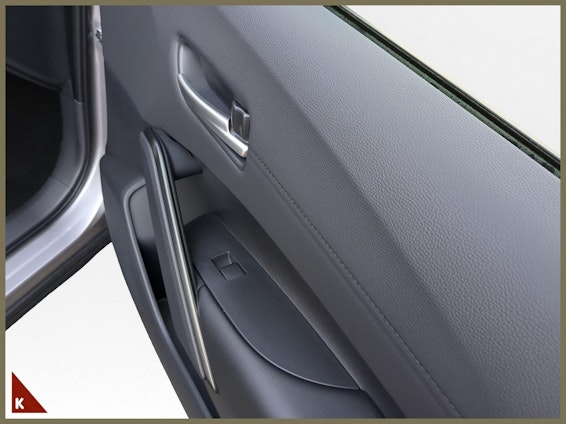 Vehicle image 16 Vehicle image 16