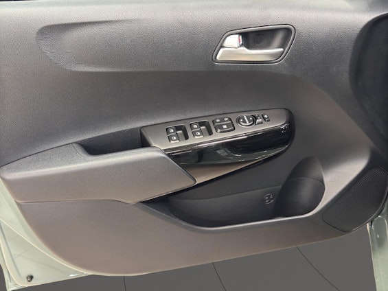 Vehicle image 15 Vehicle image 15