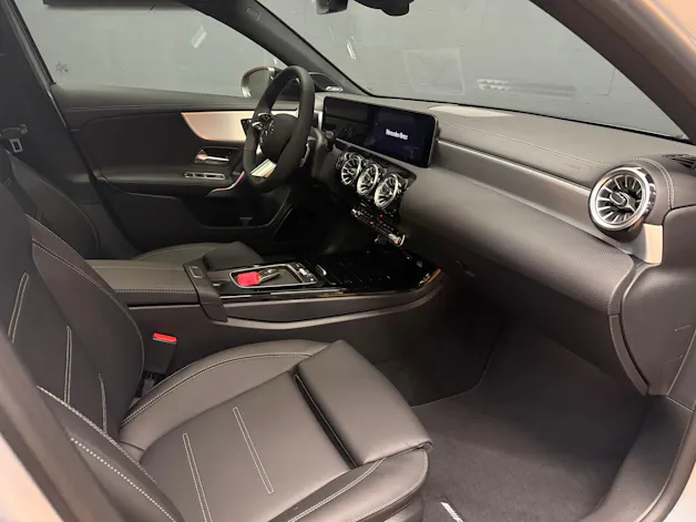 Mercedes-Benz A 220 4M - AMG / DISTRONIC / 360 Grad Kamera / Leder-Paket / Winter-Paket / Night-Paket