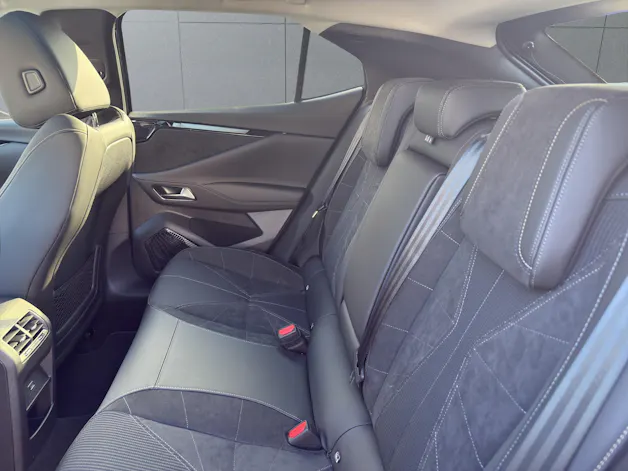 DS Automobiles No4 E-Tense Étoile Alcantara