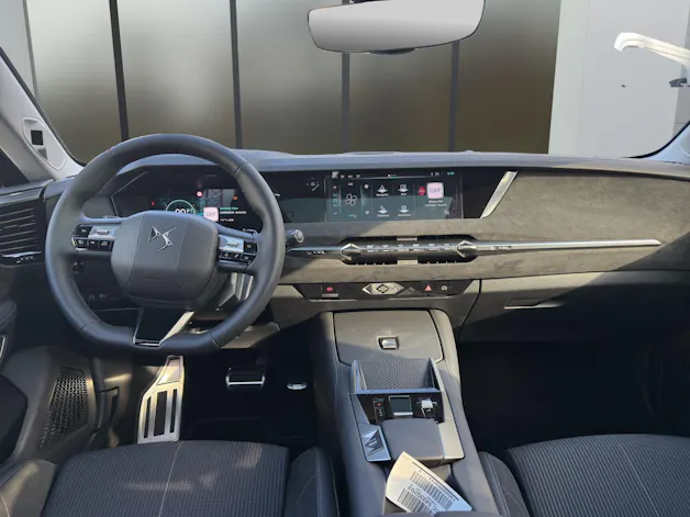 DS Automobiles No4 E-Tense Étoile Alcantara