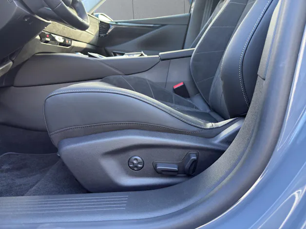 DS Automobiles No4 E-Tense Étoile Alcantara