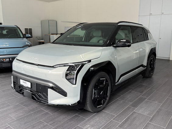 First vehicle image First vehicle image