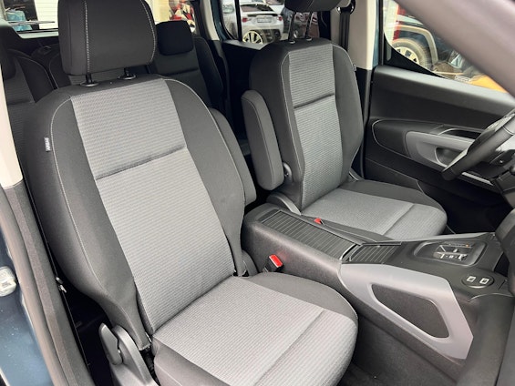 Vehicle image 14