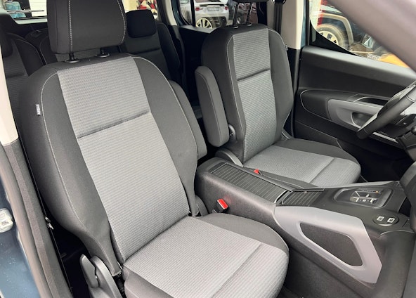 Vehicle image 14 Vehicle image 14