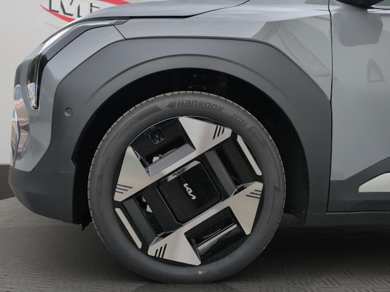 Vehicle image 17 Vehicle image 17