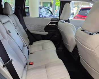 MITSUBISHI OUTLANDER 4