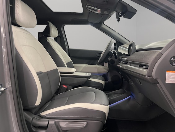 Vehicle image 10 Vehicle image 10