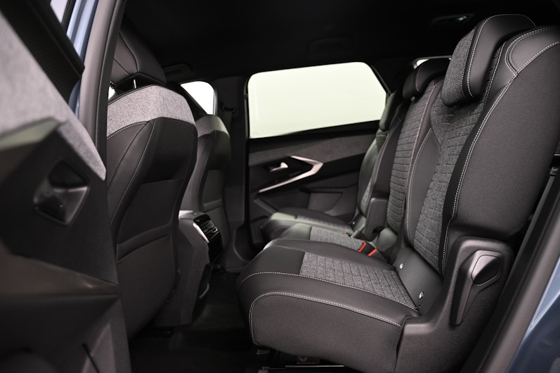 Vehicle image PEUGEOT 5008