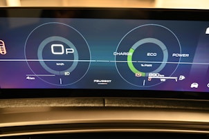 Vehicle image PEUGEOT 5008 1.2 Hybrid Allure Premium