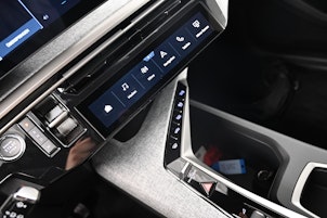 Vehicle image PEUGEOT 5008 1.2 Hybrid Allure Premium