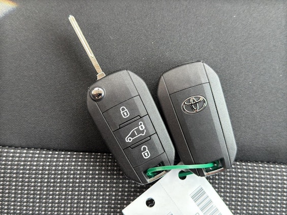 Vehicle image 19