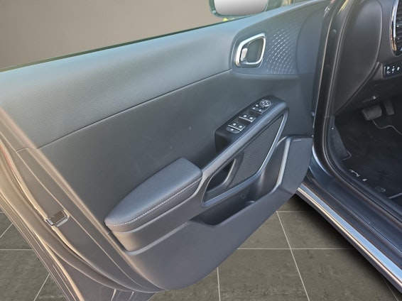 Vehicle image 10 Vehicle image 10