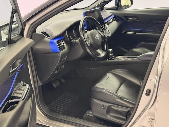 Vehicle image 6