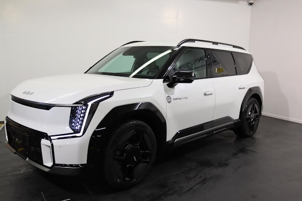 First vehicle image
