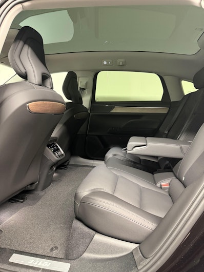 Vehicle image VOLVO ES90