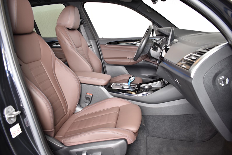 Vehicle image BMW iX3