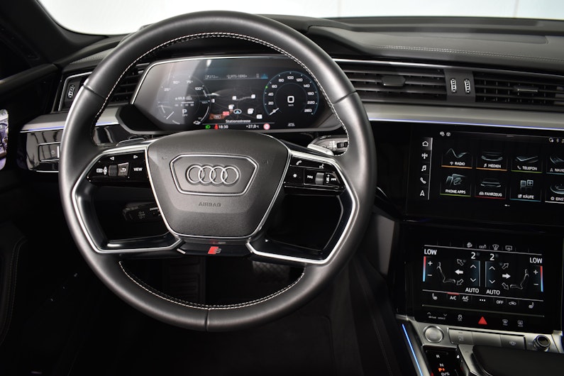 Vehicle image AUDI e-tron
