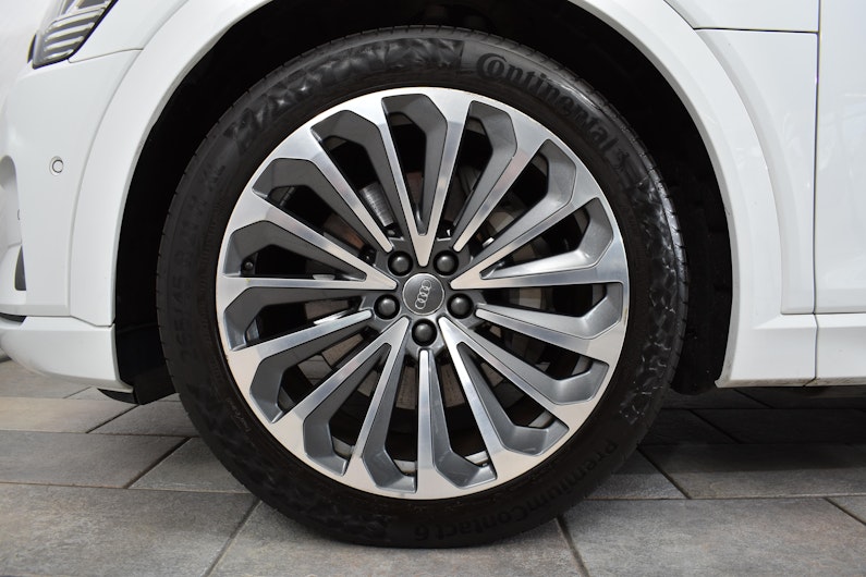 Vehicle image AUDI e-tron