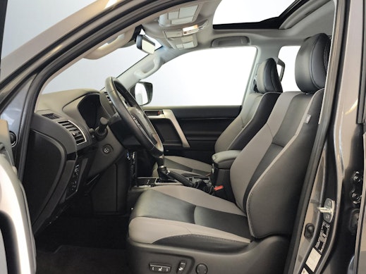 TOYOTA Land Cruiser 2.8 D 204 Invincible 2