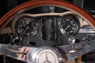 Mercedes-Benz 230 SL