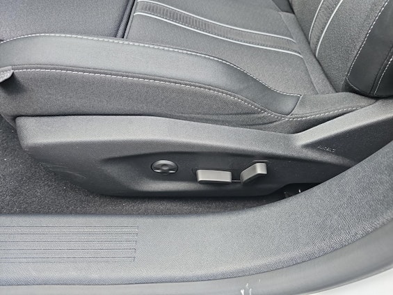 Vehicle image 18 Vehicle image 18