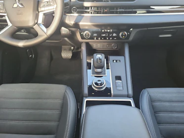 MITSUBISHI OUTLANDER 17