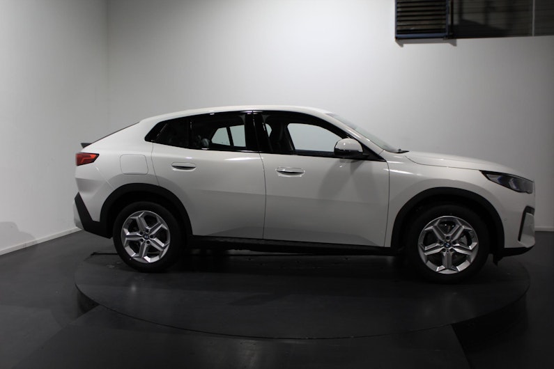 Vehicle image BMW iX2