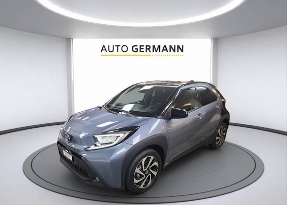 First vehicle image First vehicle image