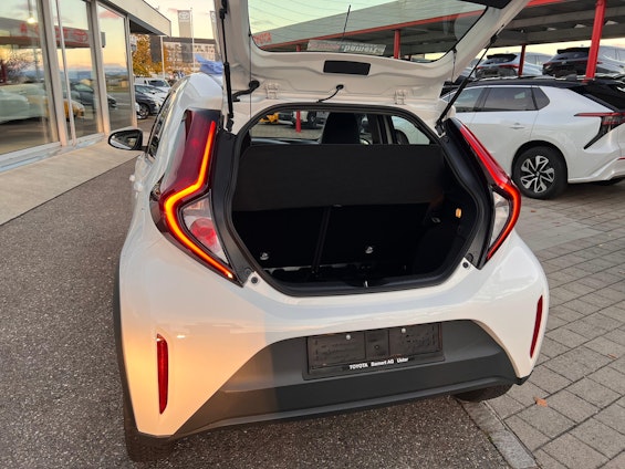 Vehicle image 6 Vehicle image 6