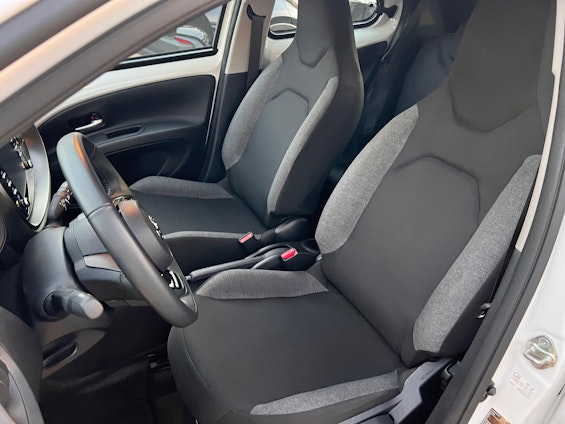 Vehicle image 9 Vehicle image 9