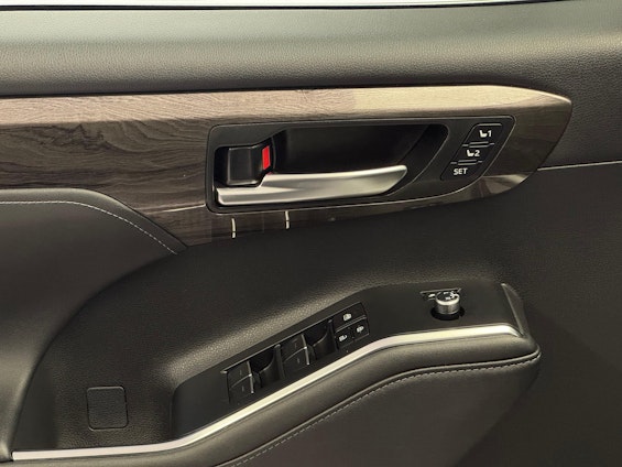 Vehicle image 18 Vehicle image 18