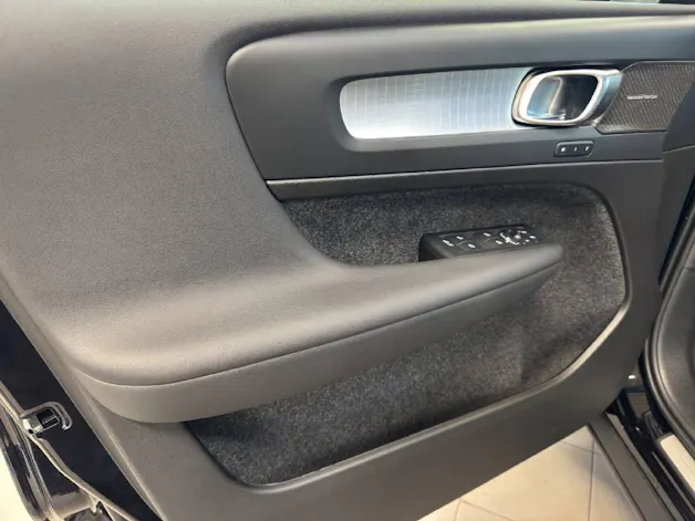 Volvo XC40 2.0 B3 MH Plus Dark