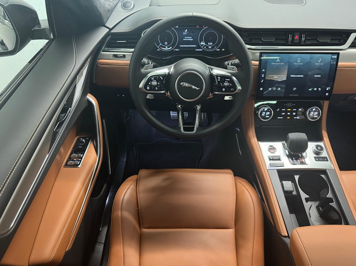 Vehicle image JAGUAR F-PACE