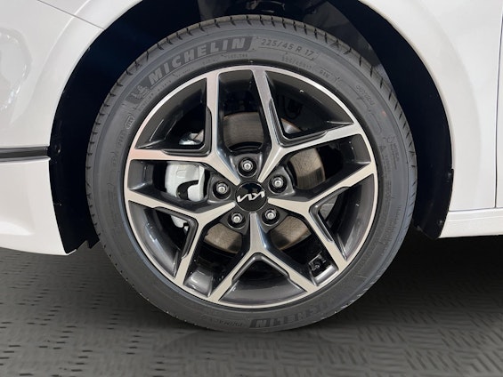 Vehicle image 14 Vehicle image 14