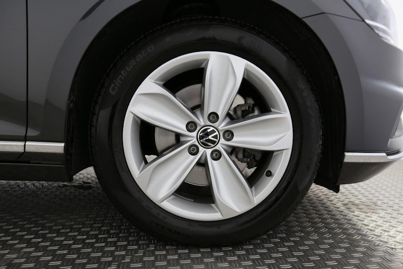 Vehicle image VW PASSAT