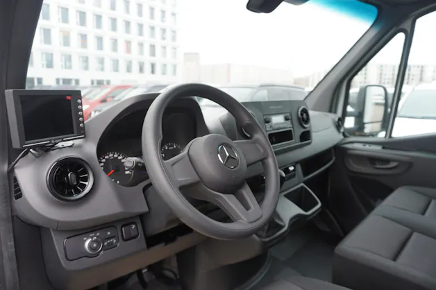 Mercedes-Benz Sprinter 317 CDI Lang Kofferaufbau mit Hebebühne