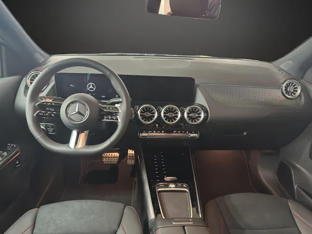 Mercedes-Benz EQA 300 66,5kWh 4Matic Swiss Star