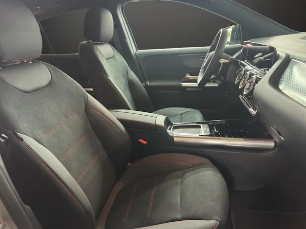 Mercedes-Benz EQA 300 66,5kWh 4Matic Swiss Star