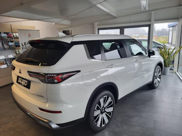 MITSUBISHI OUTLANDER 3