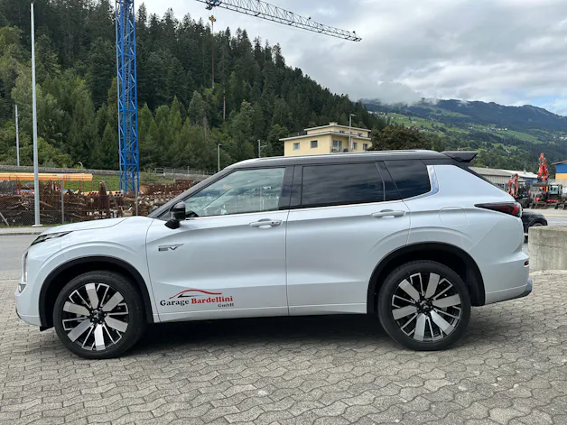 Mitsubishi Outlander 2.4 PHEV Instyle Blackline  4x4
