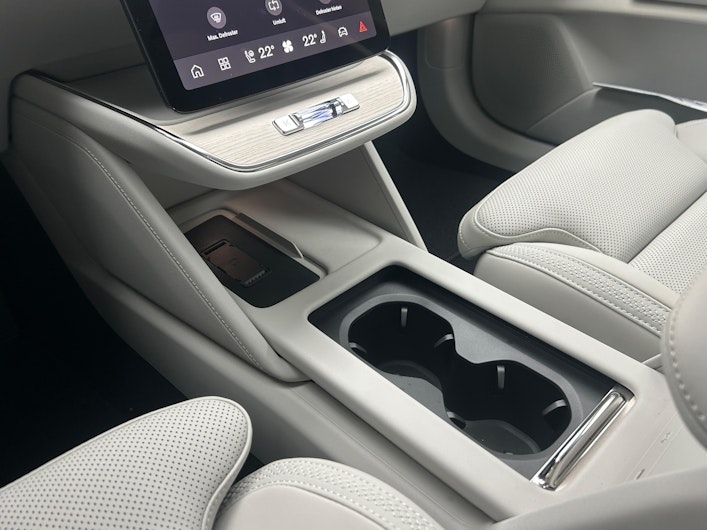 Vehicle image VOLVO ES90