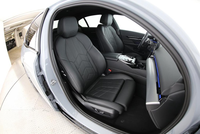 Vehicle image BMW 5 SERIES