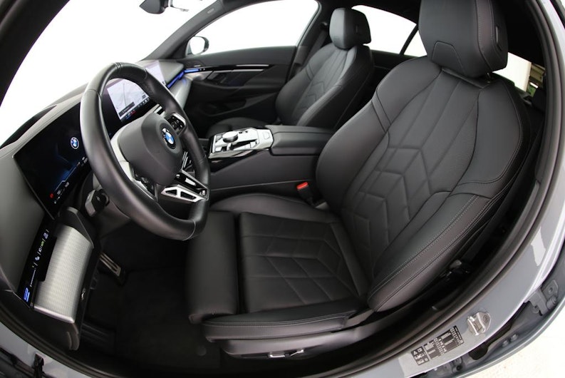Vehicle image BMW 5 SERIES