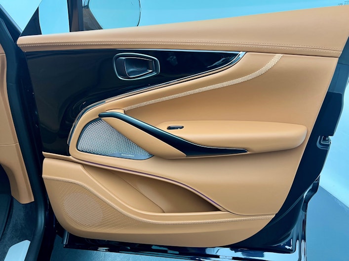 Vehicle image ASTON MARTIN DBX