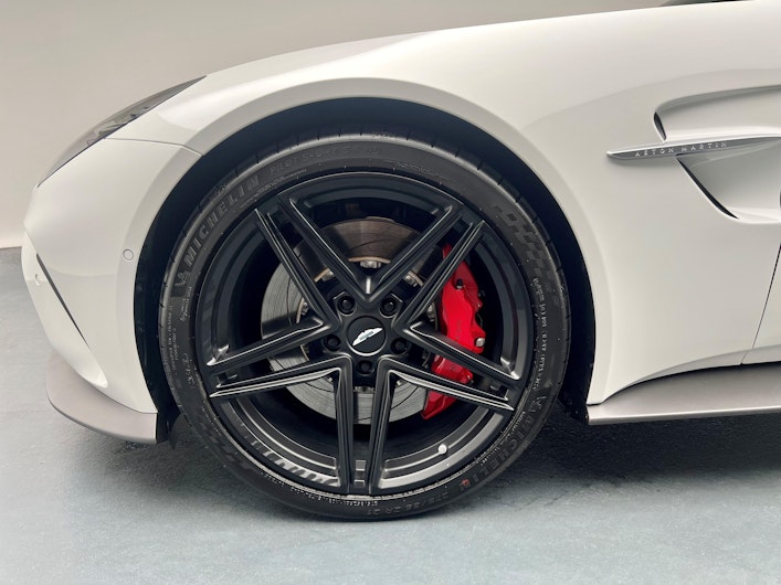 Vehicle image ASTON MARTIN V12 Vantage