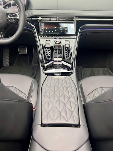 Vehicle image ASTON MARTIN DB12