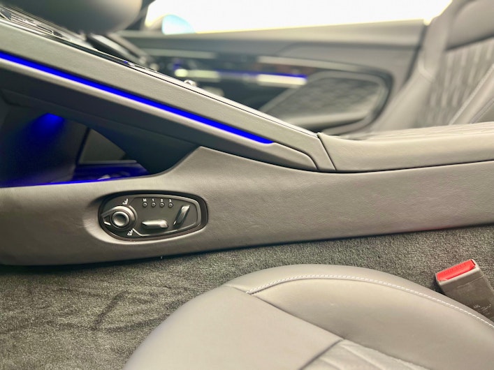 Vehicle image ASTON MARTIN DB12